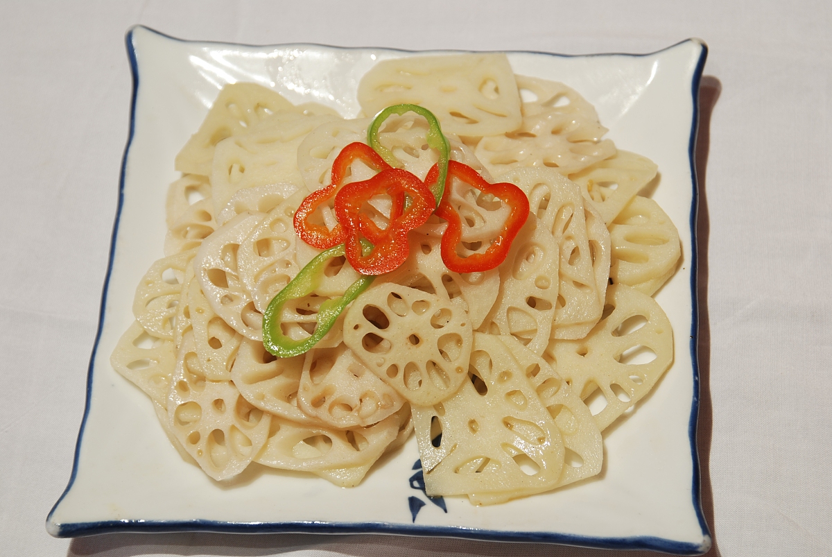 酸辣胭脂藕片的做法：冬季养生爽口菜