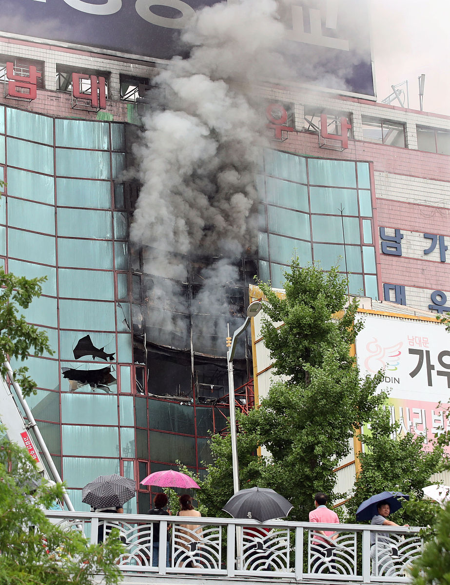 讨论讨论主题请合理扩充下面提供的材料以× ×分公司的名义向总公司起草一份500字左右的事故情况报告。1事故时间2016年7月7日凌晨4时10分× ×分公司南门百货大楼发生火灾。2事故原因三楼个体裁缝李× ×经三楼经理刘× ×同意从总闸自接线路夜间没断电导致电线起火。3事故后果未造成人员伤亡但该大楼三楼商品被全部烧毁直接经济损失530万元。4施救情况事故发生后分公司领导马上拨打火警电话市消防队出动了