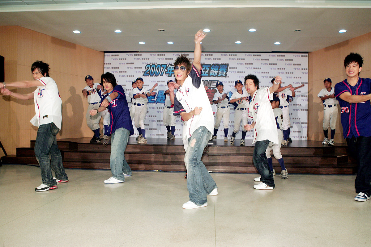 2007年 10月 26日 , 台北 , 人气 团体 k one 成为 世界杯 棒球赛 , 