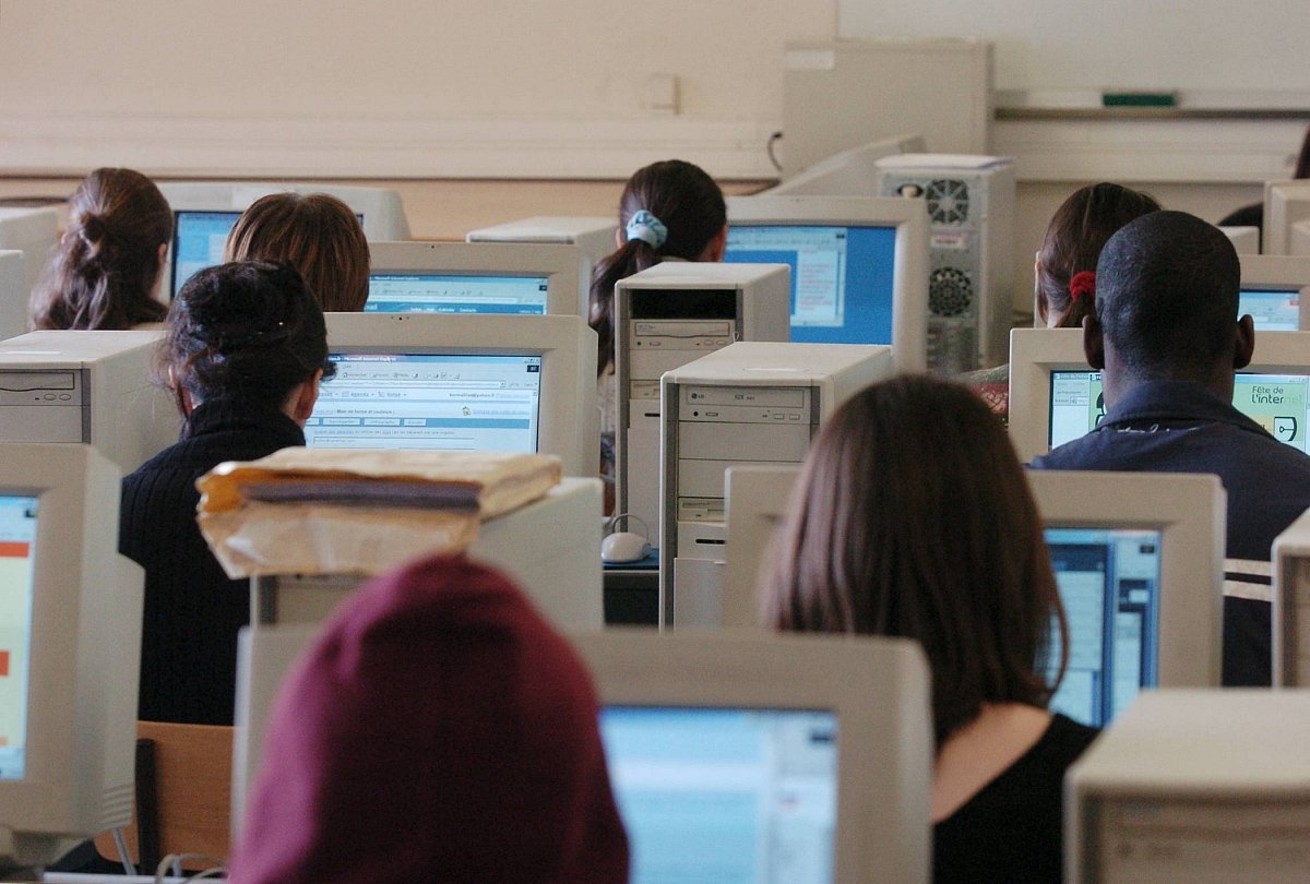 我需要10个与计算机硬件相关的实用新型专利名称及设计底稿