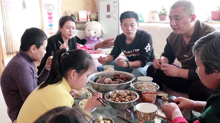 小闹去丈母娘家吃手擀面,买2种海鲜满满一盆,又肥又鲜吃的过瘾