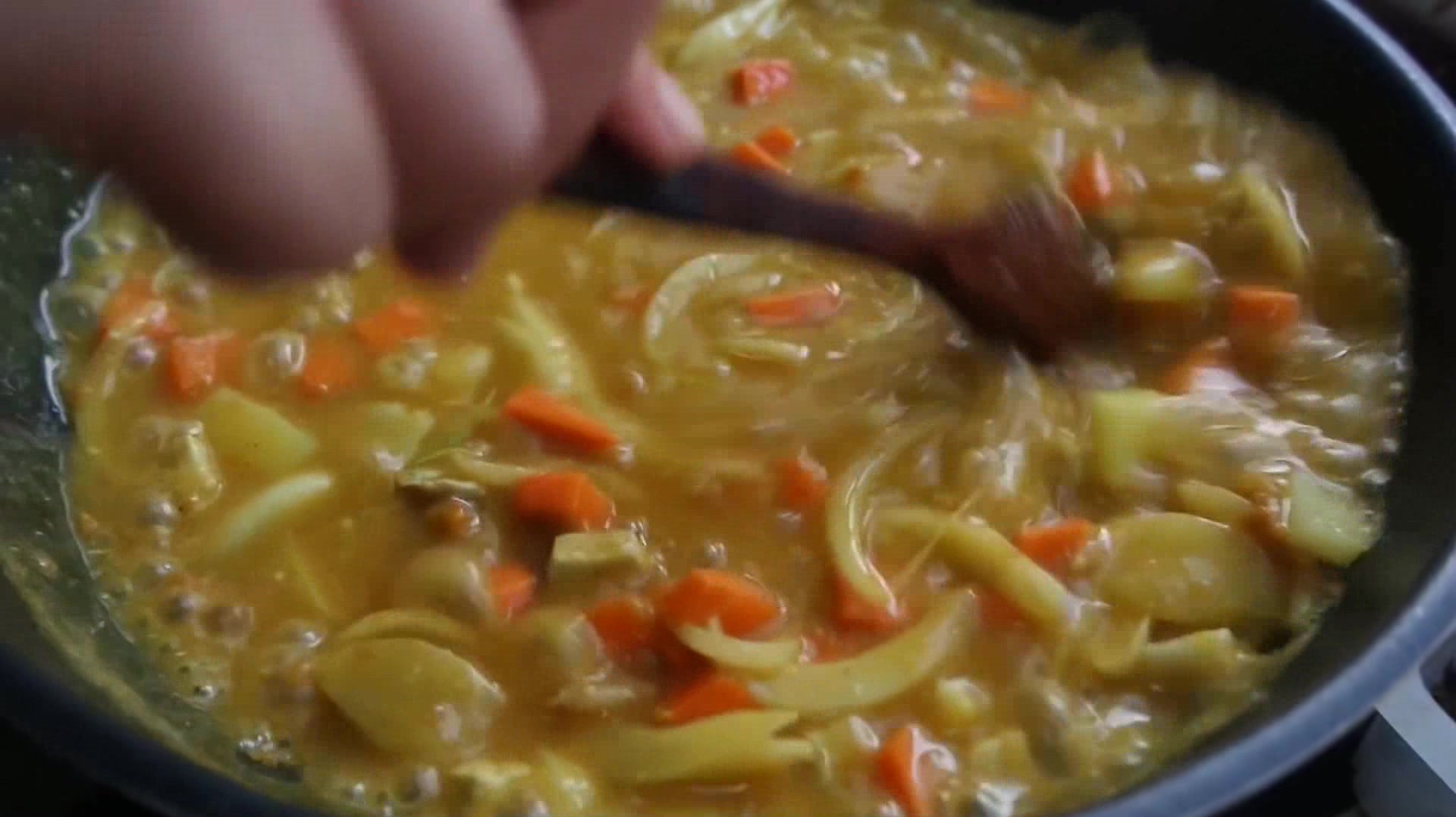 韩国农村一家人午餐,洋葱土豆汤,加入咖喱粉,一碗米饭不够吃啊