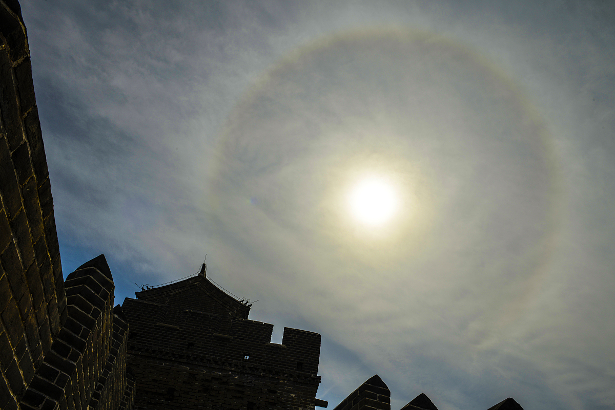 用一下关键词写50万字小说：雪狐、影子、城门、寺庙、日全食、血月、浓雾、山脚、哭声、红衣、道观、修仙、道法