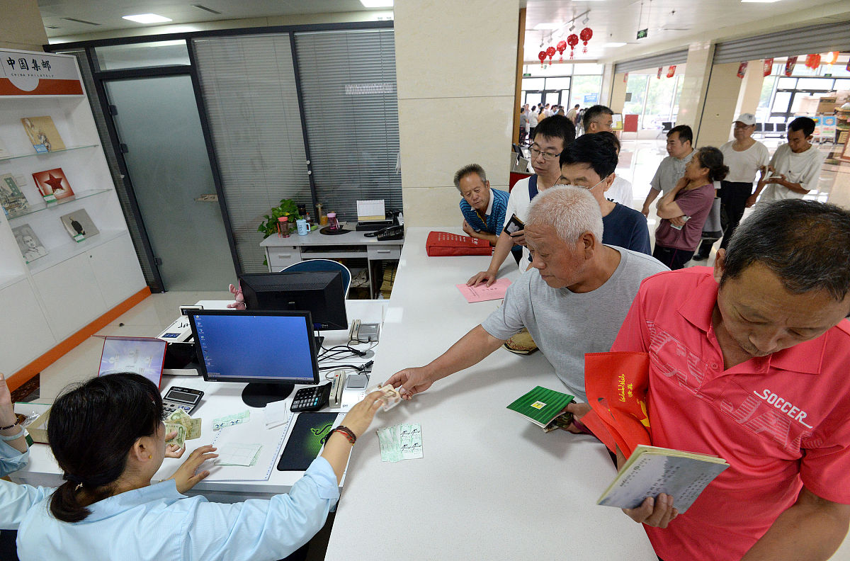 2019年7月10日,河北邯郸,在中国邮政集团公司邯郸市分公司,集邮爱好者