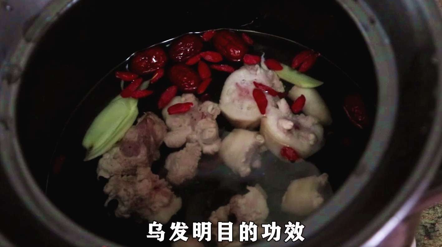 中年妇女肾不好,手脚冰凉,教你1碗汤,强肾健腰,气色红润