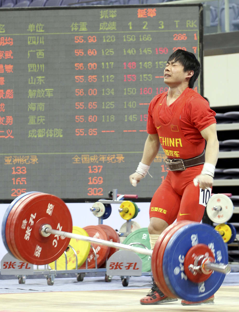 专业举重运动员深蹲重量：揭秘极限！