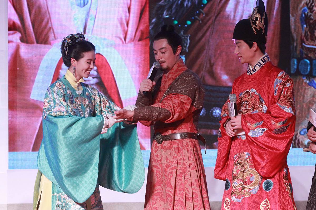 主人公是一位看不出性别的美少年年纪很小。大家都叫他小裁缝。天生失明瞳孔雪白。因此常被人欺负被同岁的孩子们当成异类。虽然小裁缝失明看不见东西但人的血液跳动的心脏却格外清晰。以上的故事为背景帮我创作完整的故事。