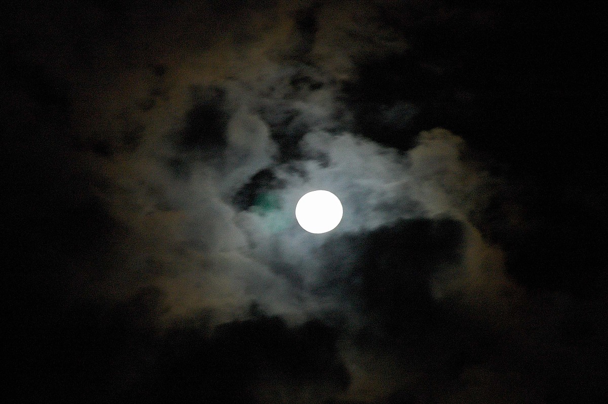  2007年6月30日晚拍摄的"蓝月亮".继6月1日9时4分满月挂夜空后,当晚21