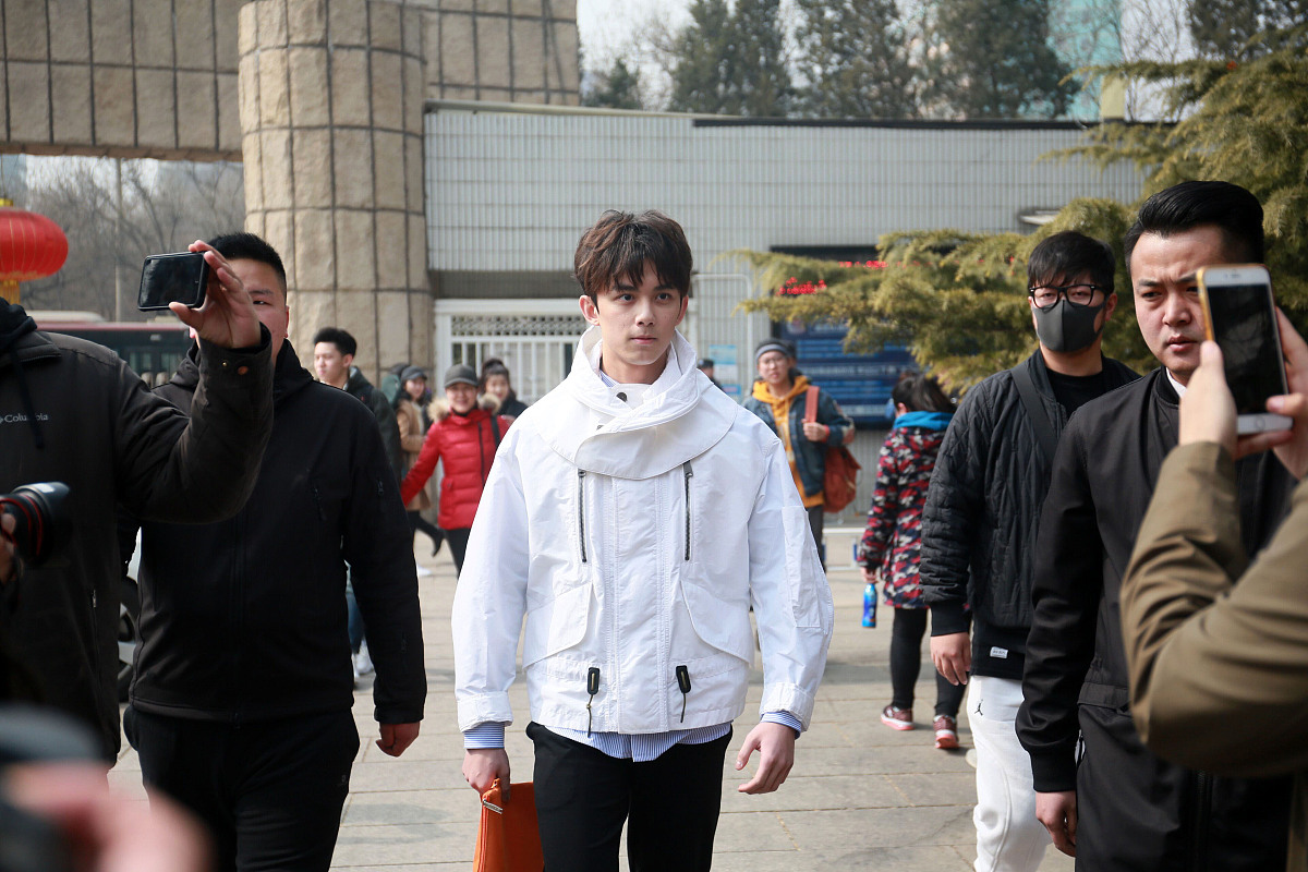 2018艺考:吴磊现身北电三试抱考试袋入场 白衣帅气清爽微笑暖心