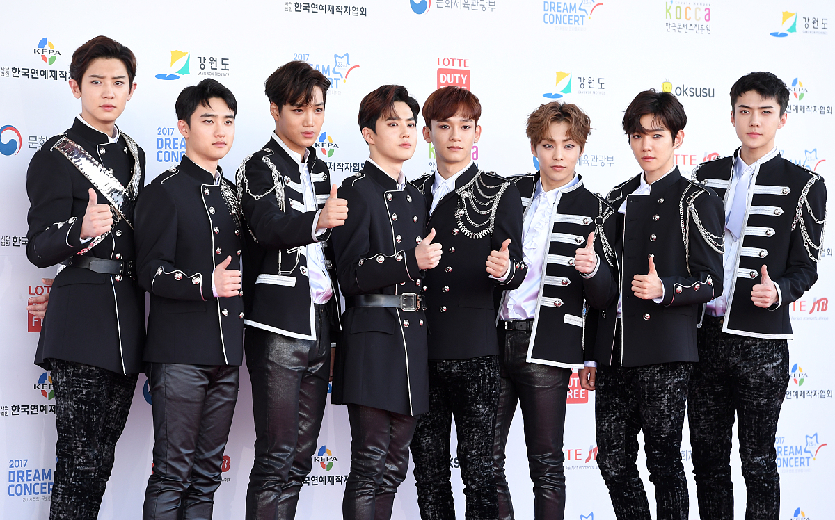 exo"梦想演唱会"红毯独缺张艺兴 泰民透视黑丝露胸肌蓝发杀马特