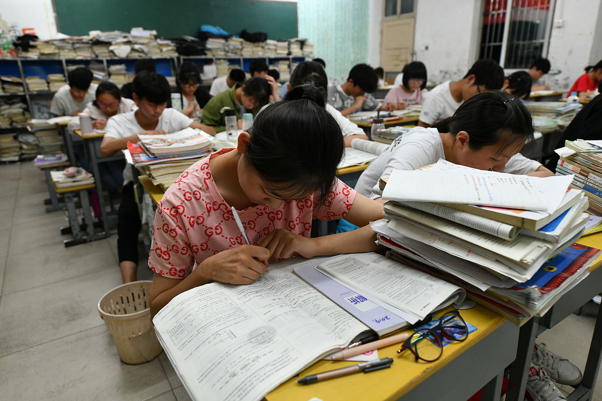 2019年6月1日晚,在安徽省阜阳市第二中学,即将参加高考的学生在上晚自