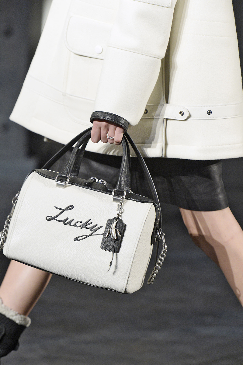 帮我撰写一篇COACH蔻驰女包的文案关键词链条单肩、风格：欧美时尚、质地：PVC、人造革、