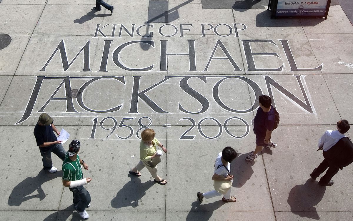 Street Observation: A Moment of Quiet Amidst the Chaos