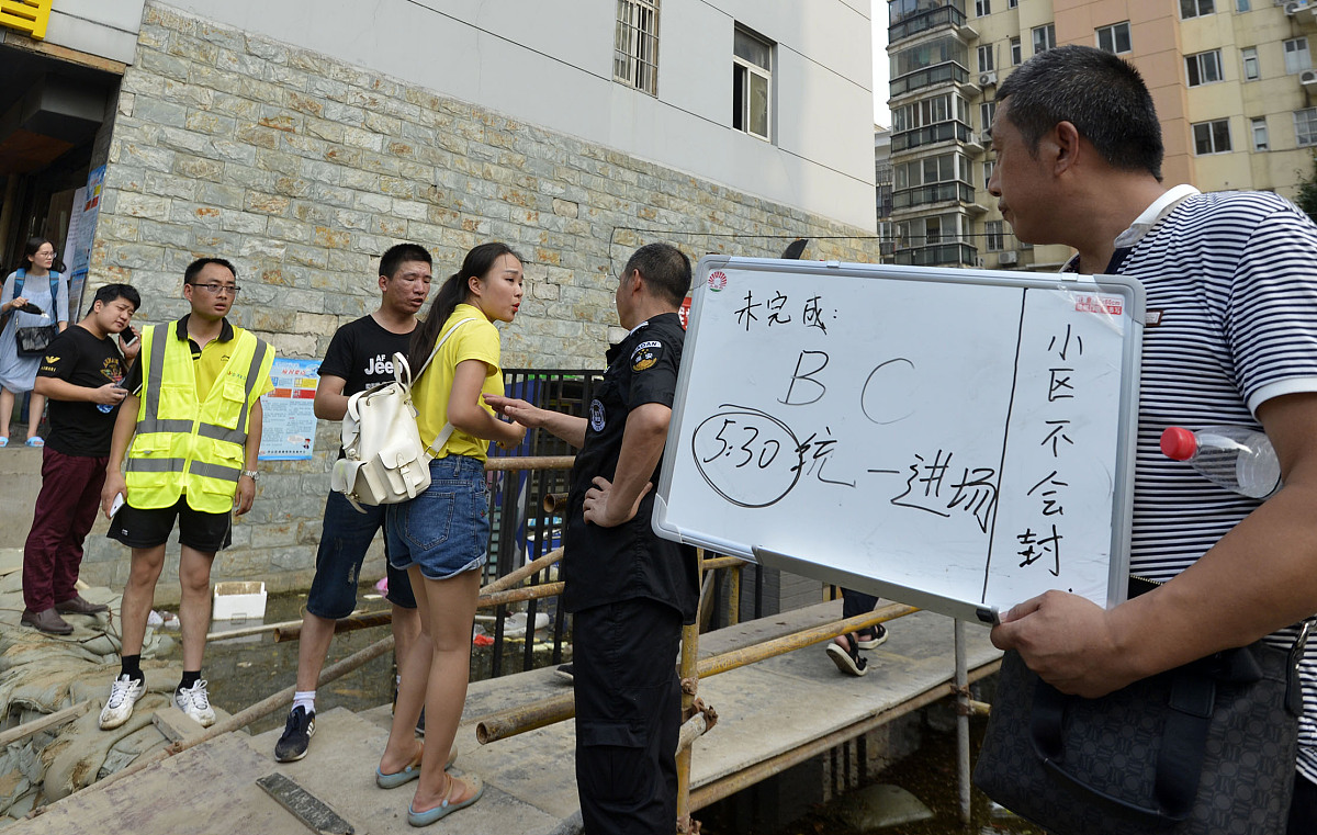 ***_***昨天,网上传言南湖雅园小区将会封闭,引起小区居民争回家取物