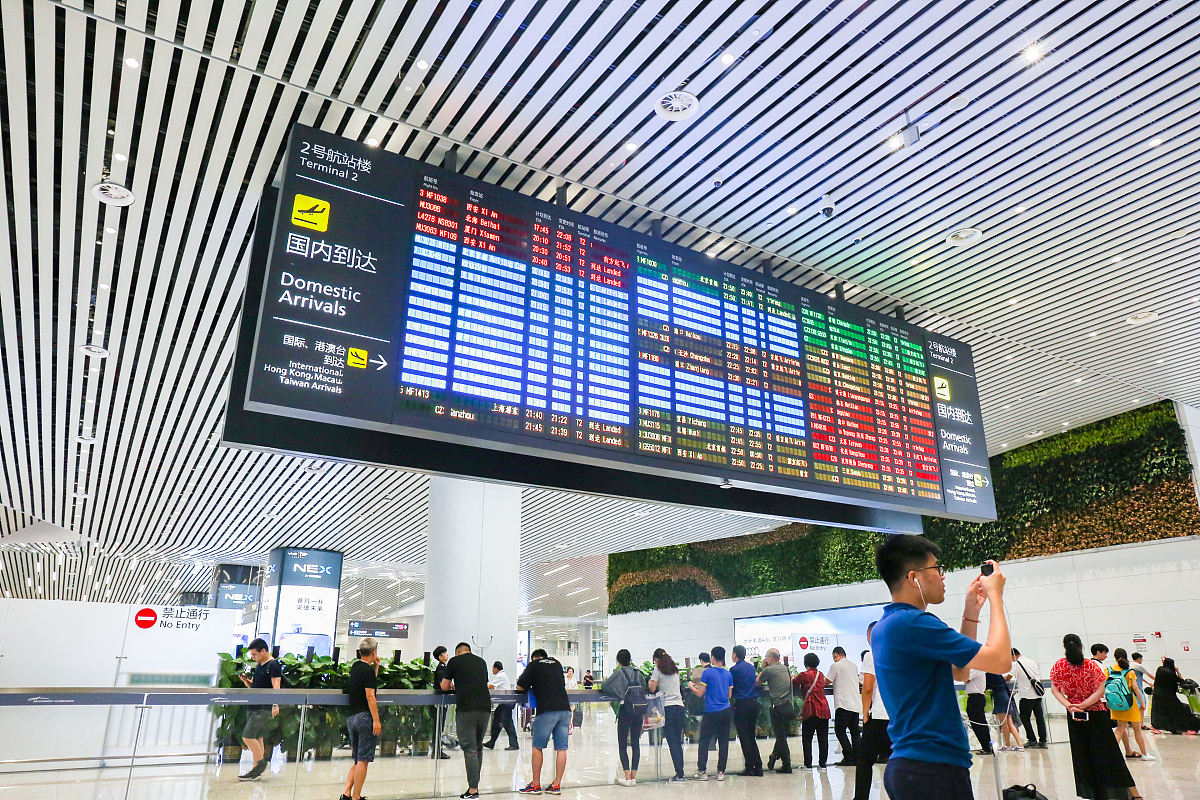 白云机场帮我用200字详细描述