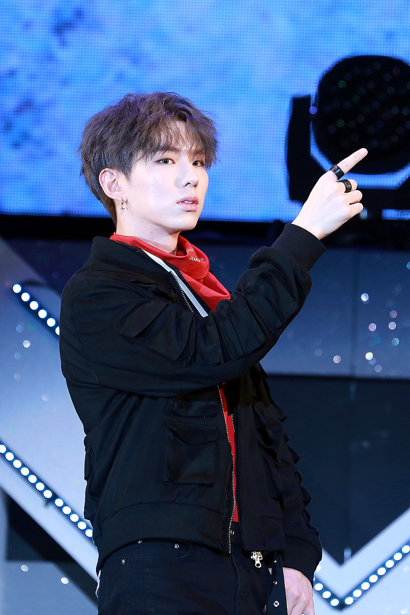 monsta x新专showcase蔡亨源比v卖萌 李玟赫变"神枪手"元浩患病缺席