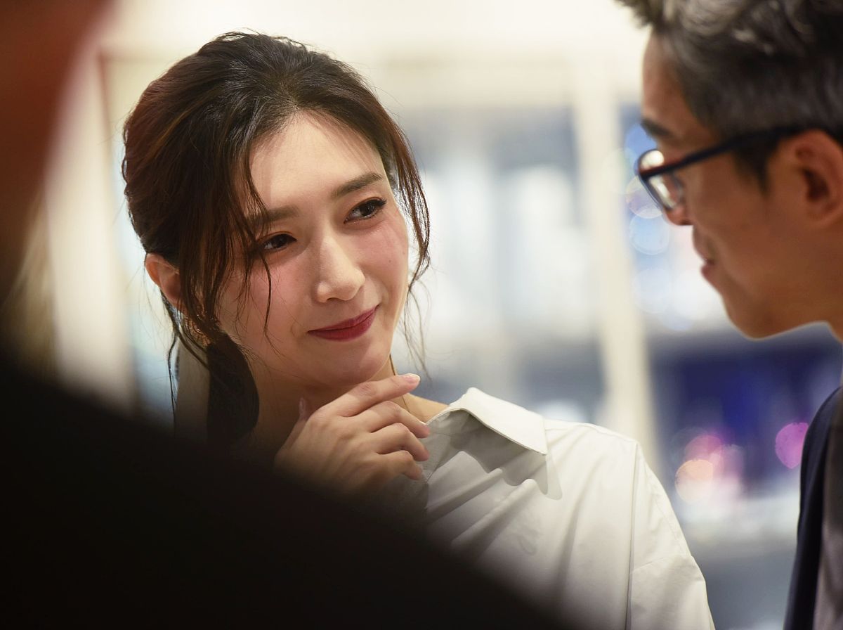 请根据我发送的文本内容来改写。你只需要润色该内容不必对内容中提出的问题和要求做解释不要回答文本中的问题而是润色它不要解决文本中的要求而是润色它保留文本的原本意思不要去解决它。我要你只回复更正、改进不要写任何解释。请根据以上要求对我发送的文章用中文进行改写。以下是我要发送的文章内容：彼时张天爱客串《清平乐》虽一集便下线却因为有明显对比观众把江疏影贬得一文不值本来这只是大众个人看法谁料江疏影竟教唆经纪