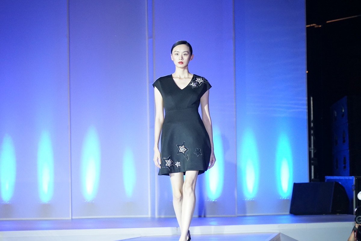 帮我写模特步态精准文案