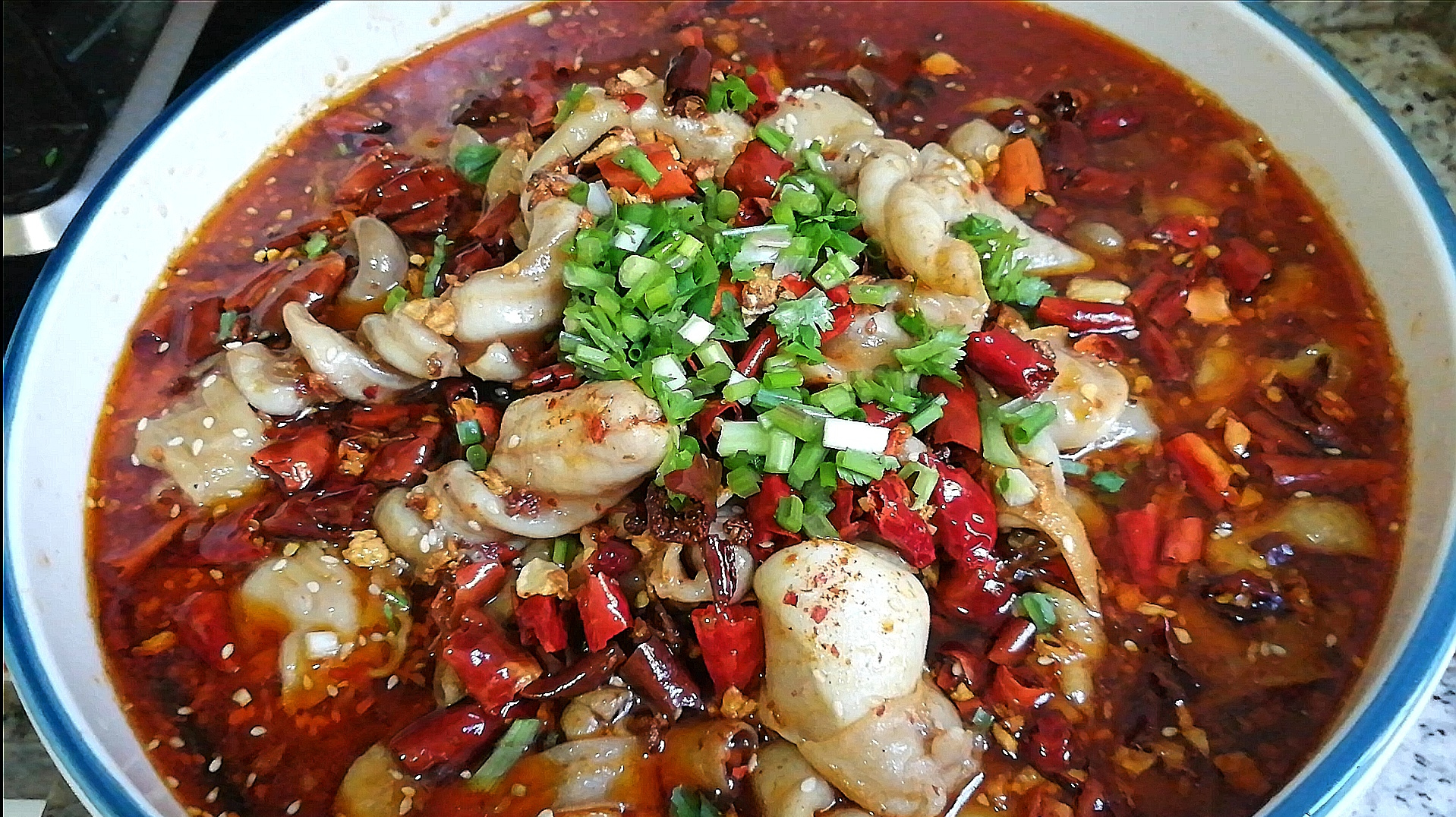 用鱼泡,鱼肚,大肠,鸡杂做一盆水煮上杂,一人吃一盆,真过瘾!