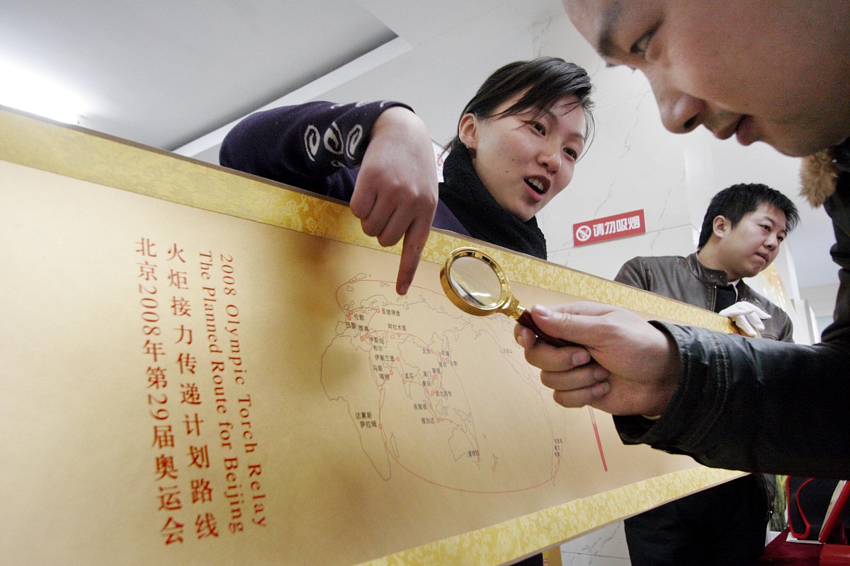 1月 21日 , 一卷 长 达 3.6米 长 的 " 奥运 纯金 圣火 传递 长卷 " 