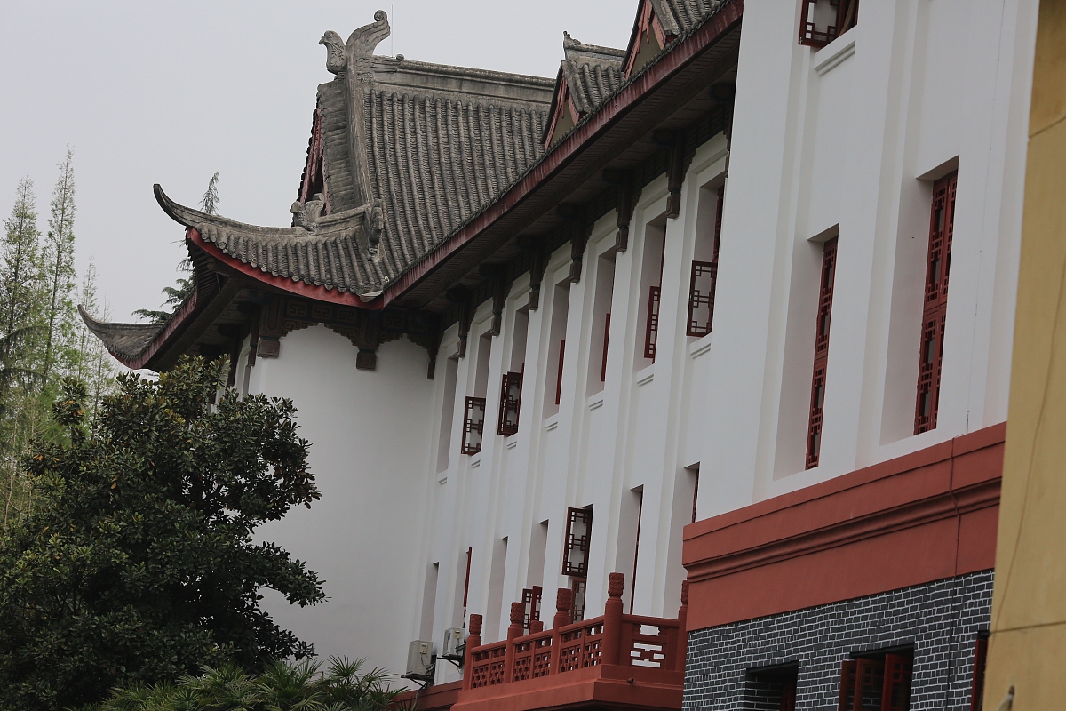 你充当一个写作文员我给你一段话你对这段话进行伪原创、润色改写降低与原文的相似度保持主要意思不变再进行一句话的简单扩写扩写加在原来的内容后面也就是放在同一个pp里面不要放在一个单独的pp里面并且保持html标签不变给你的内容如下： p四川省大邑中学创建于民国17年1928年3月其前身为始建于清光绪二十五年1899年的平云书院。民国18年1929年学校班次增多校舍不能容纳。刘灼