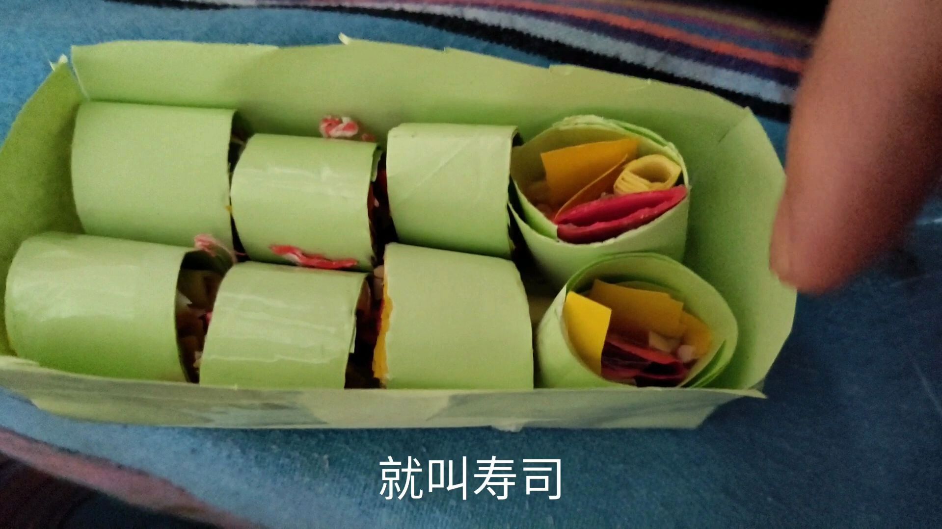 吃过一次寿司就自己做寿司,并且是用纸做出来的,脑子不简单