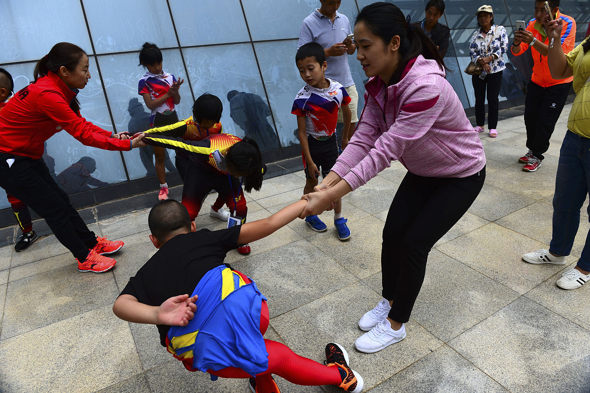 运动会“两人过独木桥”争议：规则与创新如何平衡？