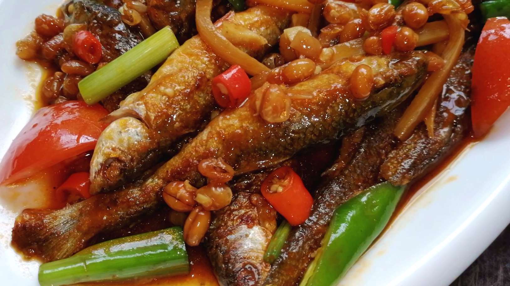 广西酸笋黄豆焖鱼仔正宗做法在这,酸辣开胃超下饭,看着都流口水