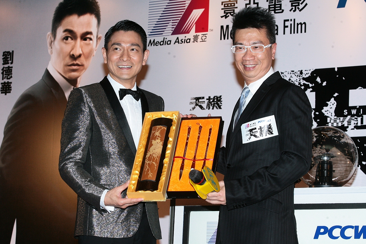 解说赌神这部电影。要求1 进入电影的剧情介绍可以选择重点场景或情节进行讲解注意不要剧透。2 在讲解中可以加入自己的评论和观点增加趣味性和互动性3 最后总结一下电影的优点和不足之处对电影进行评价。4 发布视频后可以通过标签和分享等方式提高曝光率吸引更多观众。5根据进度条解说