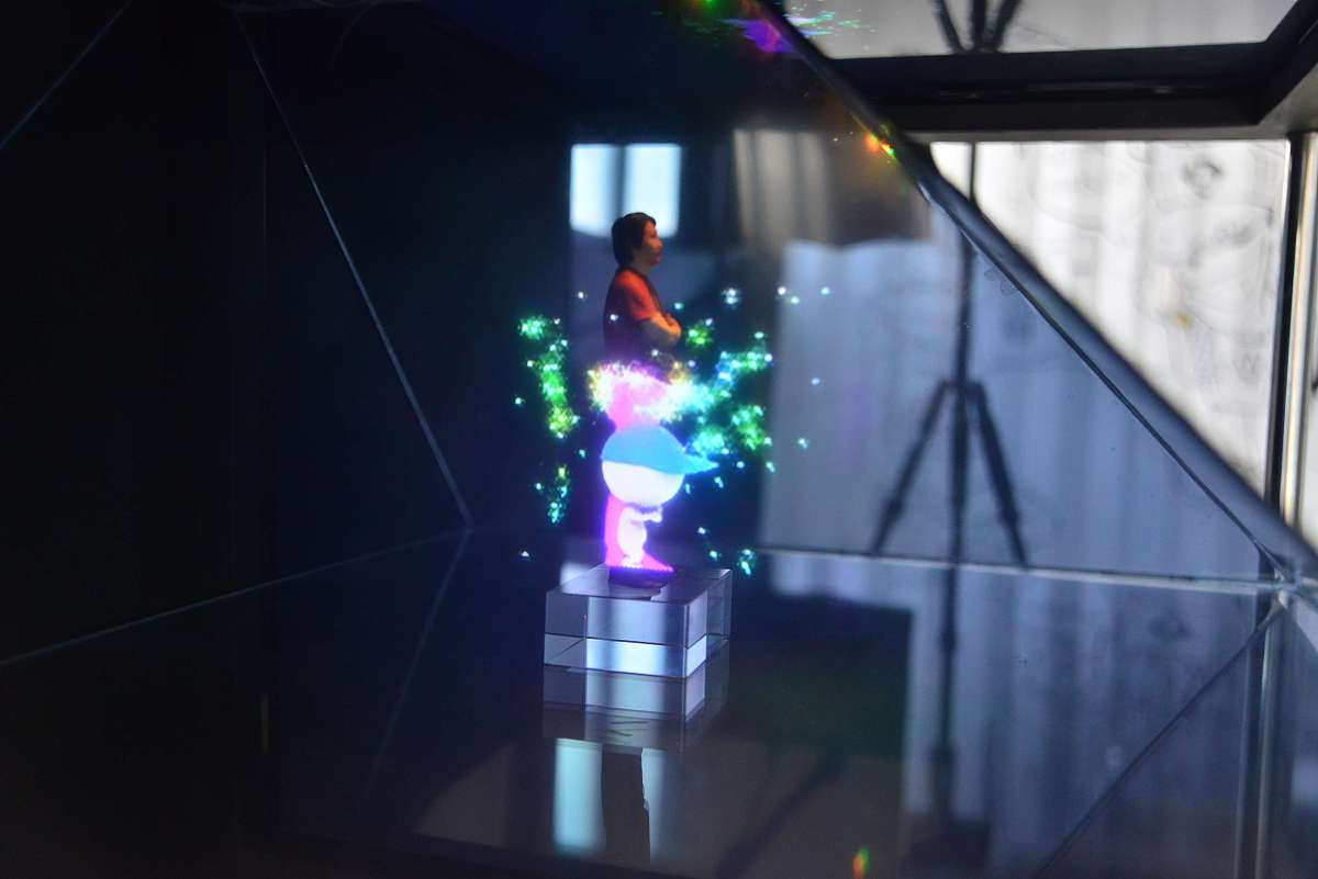 为无人机投影项目写一份摘要 包括项目简介 服务对象 显目优势 给社会带来了什么好处