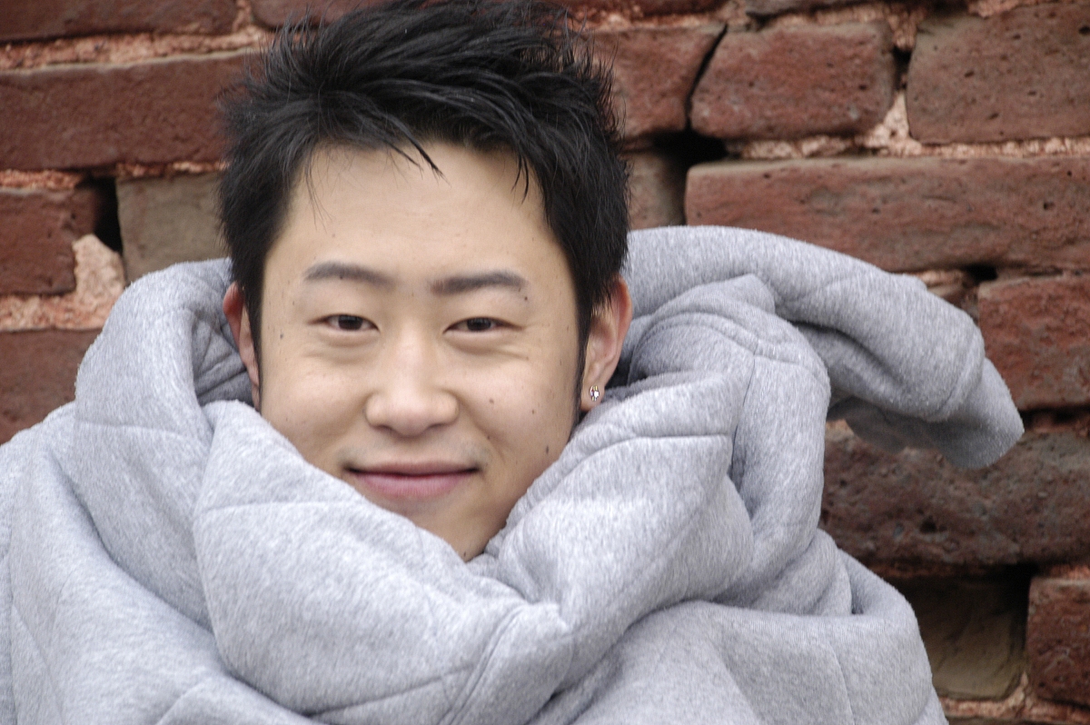 2008年12月17日,河南淮阳,演员李庆拍摄搞笑照片.***_***+++_+++李庆,