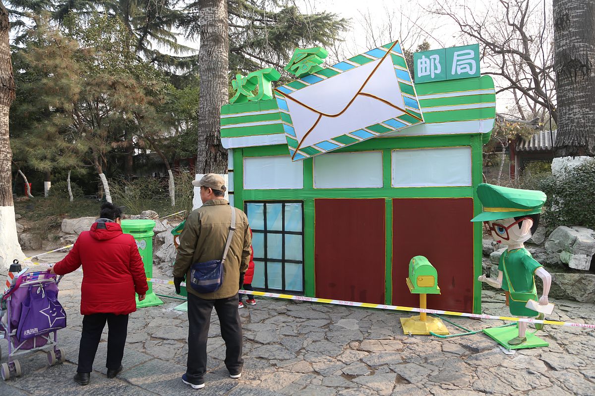 2019年1月12日,在济南趵突泉景区内,为迎接新春而布置的花灯已初显效