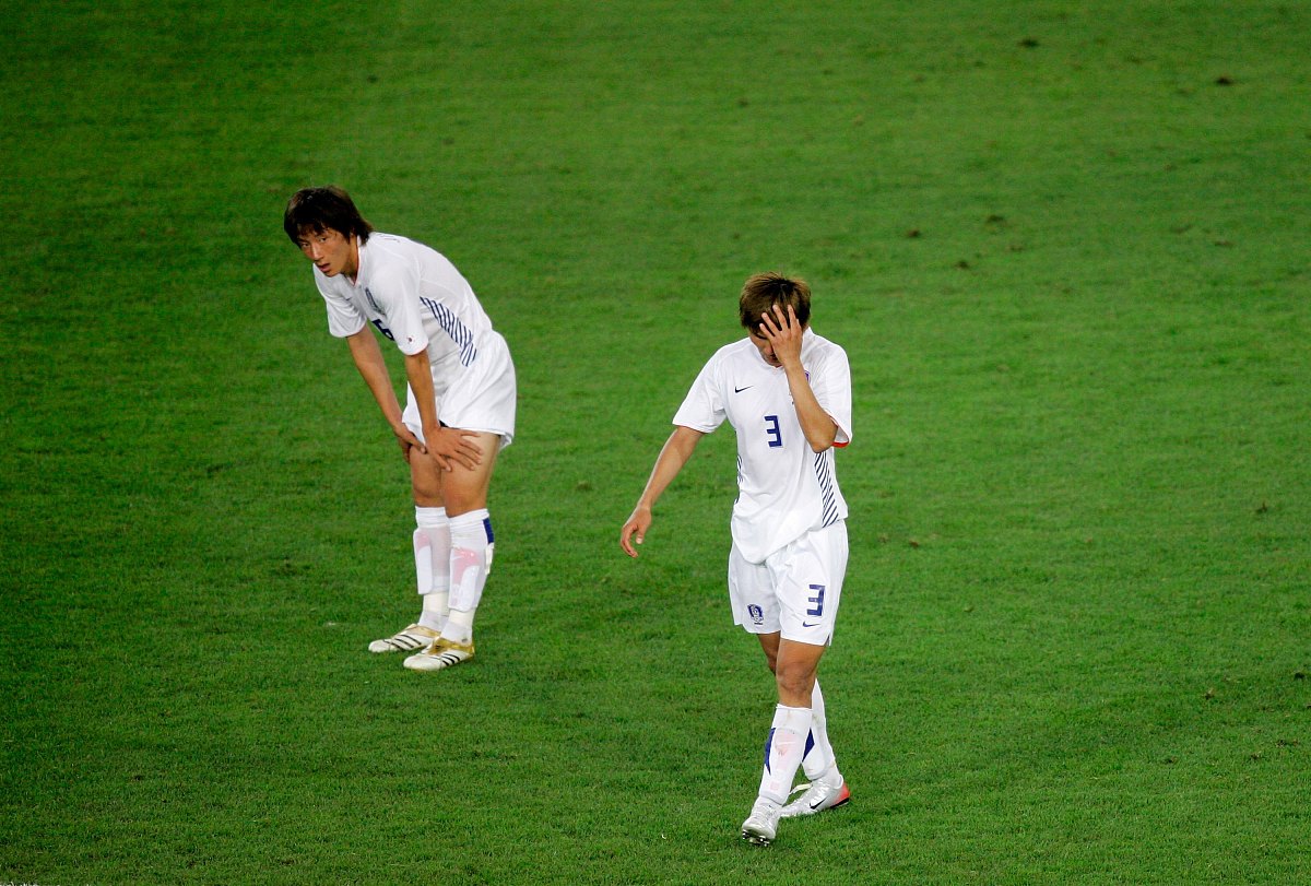 2006年6月23日,世界杯g组,瑞士2-0战胜韩国.金东政和金珍奎沮丧离场  