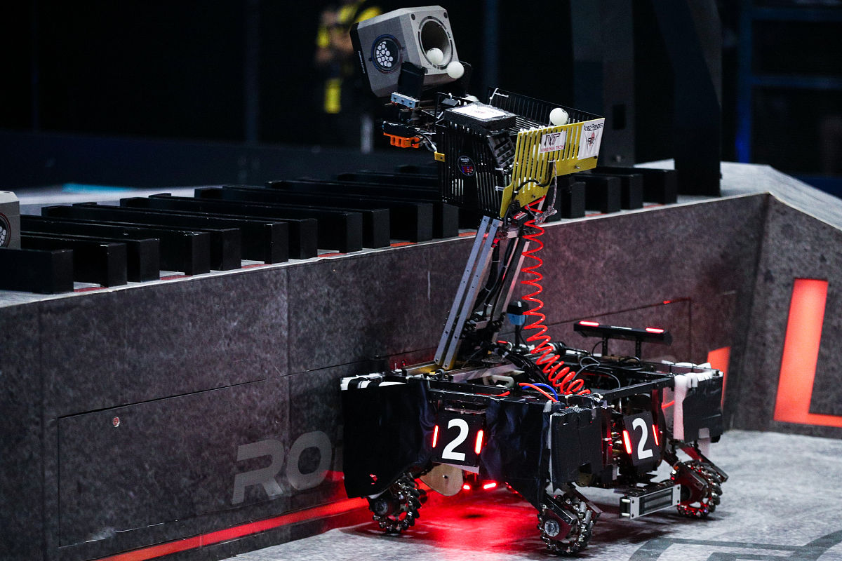 小车先上坡后下坡不越过两边黑色区域爬过3个15cm上阶梯1个3cm 的上高台和5个15cm下阶梯上下阶梯前往下一区域