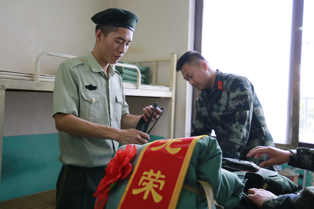 请不少于800汉字的博客文章不要和网上的文章有重复语言要幽默风趣。主题是：12年退伍一般分配什么工作？12年兵龄退伍安置什么工作