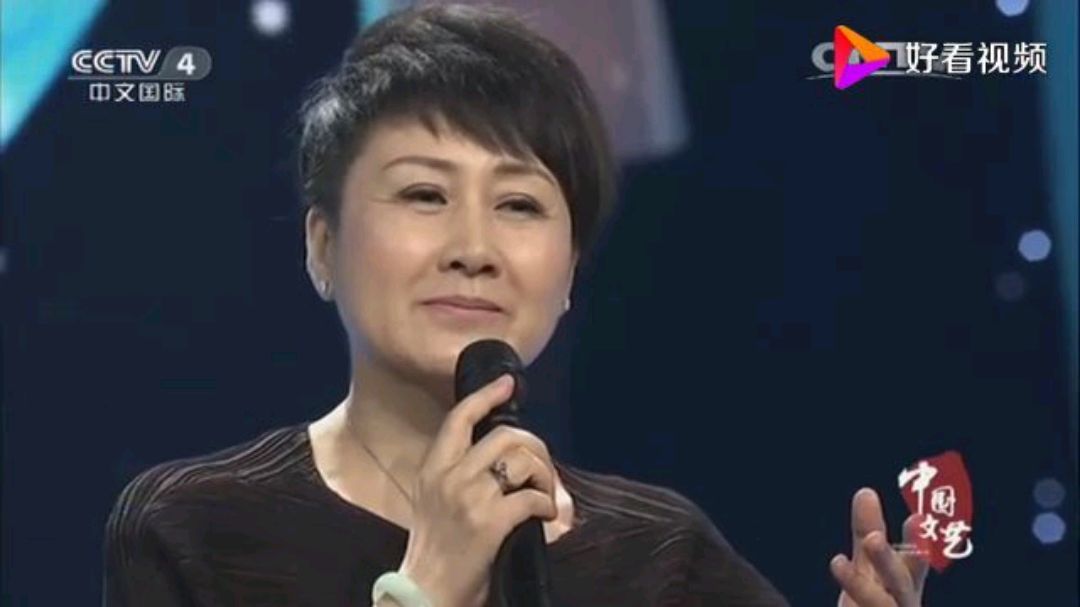 [图]张凯丽现场演唱《牵手》歌声优美，感情真挚