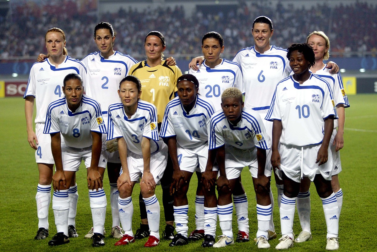 2007年4月21日,武汉,足球表演赛,中国国家女子足球队3-2战胜国际足联