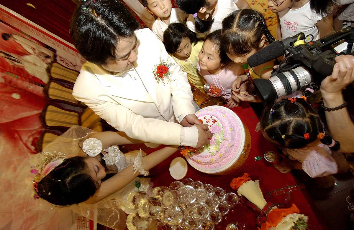 事情办完了新娘和新郎请伴郎伴娘吃饭帮我用200字详细描述