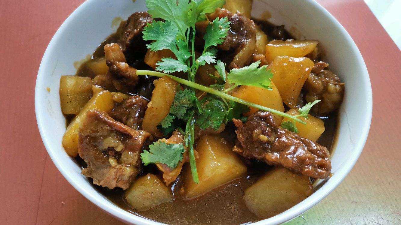 牛腩最好吃的做法,加入二块咖喱,出锅香气四溢超下饭,孩子爱吃