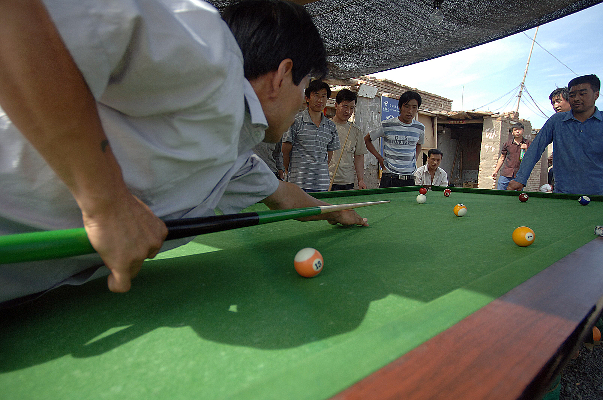 2006年6月,新疆阿拉山口,正在劳作的铁路换装工.+++_+++铁路,换装工,