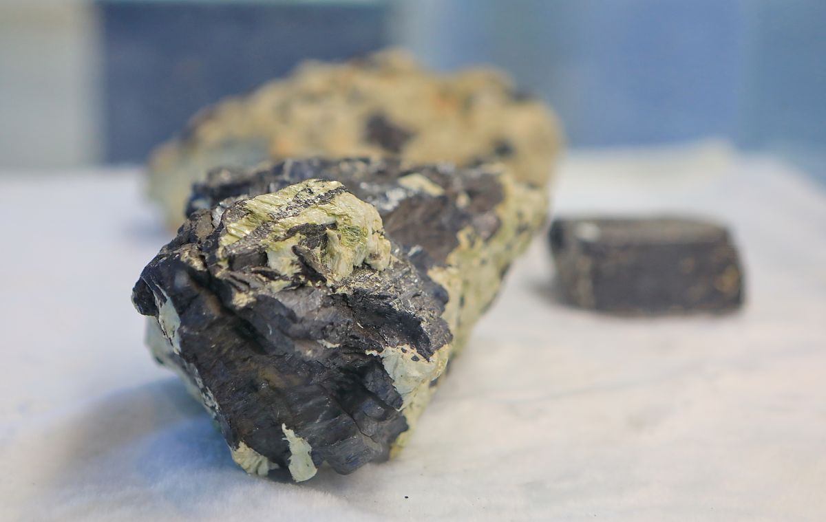 翻译：the reducibility of Hainan lump ore to balance basicity is relatively low but it is slightly higher than that of two pellets Hence