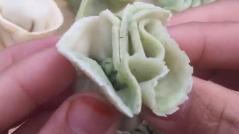 两手轻轻一捏,包出的饺子既好吃又好看,方法看一遍就能学会!
