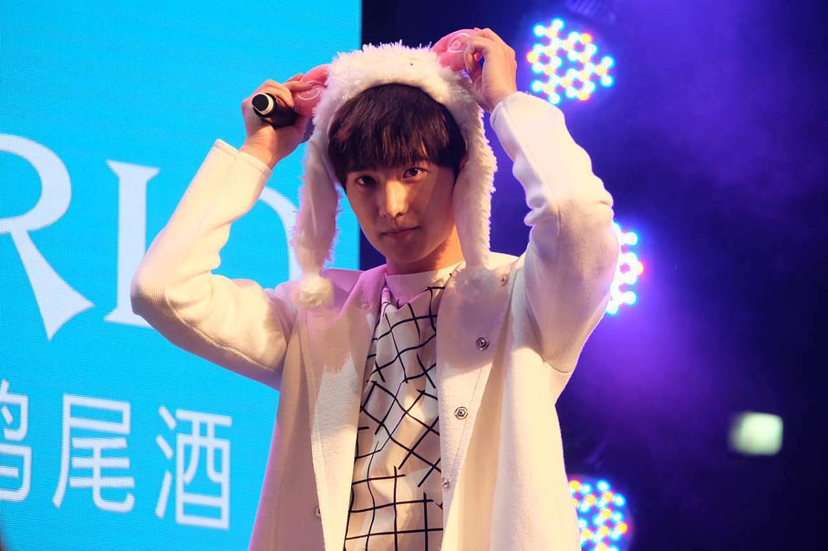 盘点:比v吐舌并不是女生的<strong>专利</strong> 娱乐圈"小鲜肉"都有少女心