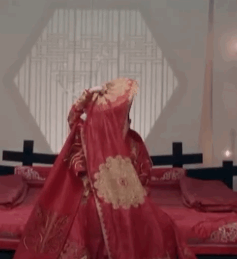 關曉彤頭頂烤饢的造型又火了，在造型方面她應該多學習下楊冪