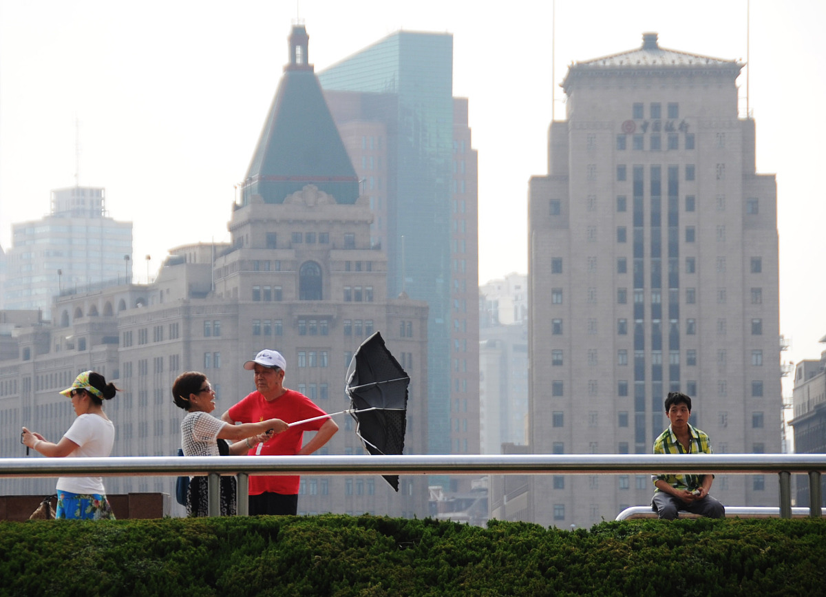 2011年5月9日,上海气温攀快速地攀升,初夏的感觉愈来愈浓.当日徐家汇