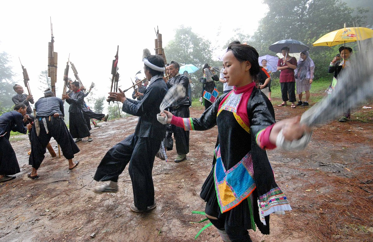 2008年8月25日,贵州从江,苗族村民在表演芦笙舞.+++_+++岜沙,苗族,民