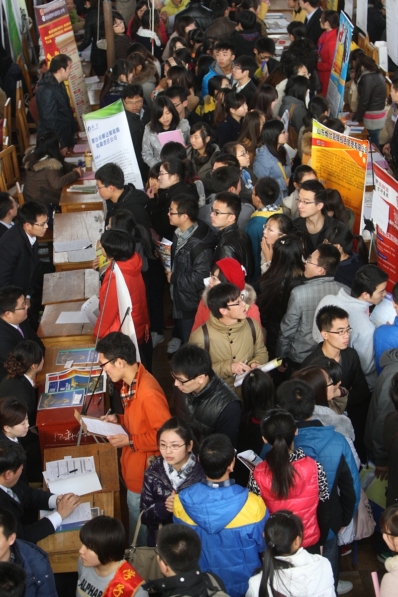 ***_***2012年11月17日,山东烟台,在鲁东大学篮球馆,大学生在2013届毕