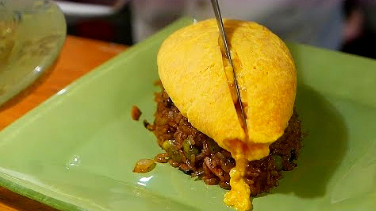 日本大厨街头制作蛋包饭,蛋切开的瞬间也太惊艳了!