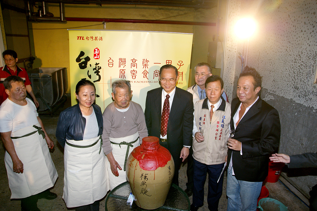 此人名叫王五打小在福利院长大小时候由于性格偏执不受院内其他孩子待见六七岁时在被送往精神病院的途中碰巧被当时的王家家主也就是王鸣枭他爷爷看中改名王五并安排他与王鸣枭一起长大。
