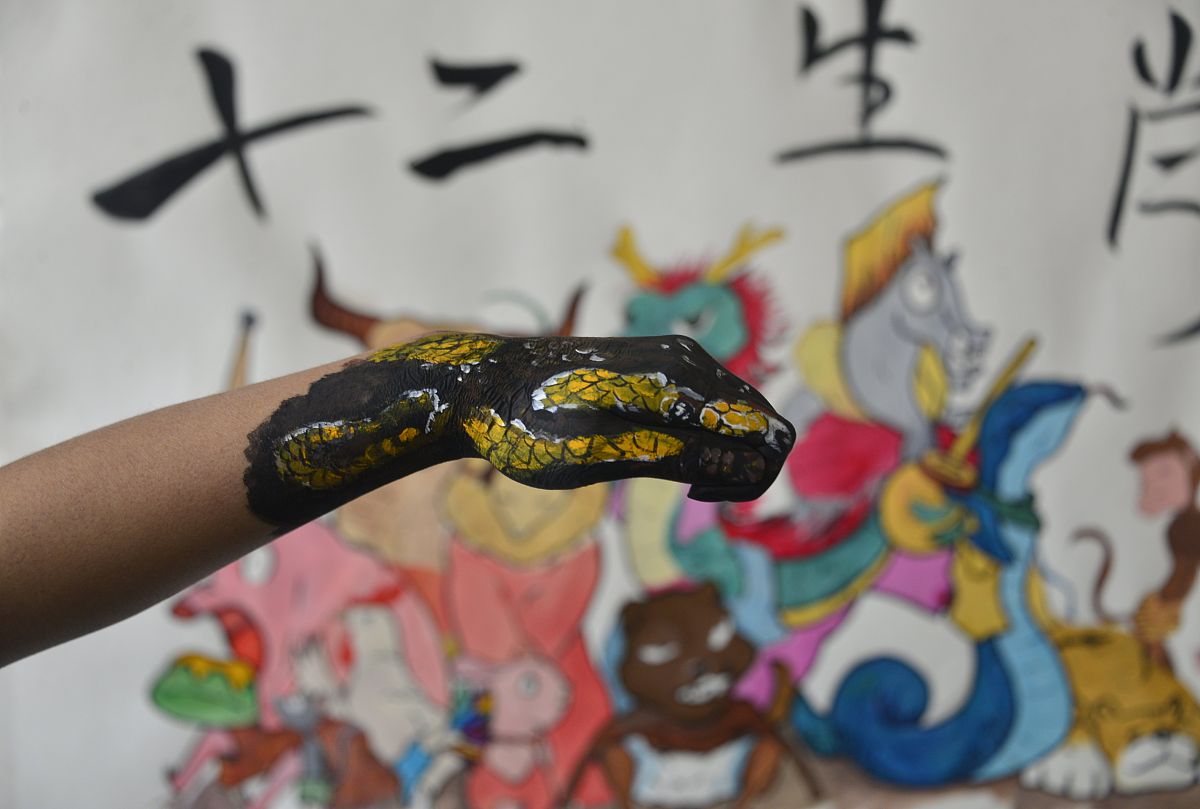 生肖蛇：智慧、神秘与敏锐的象征